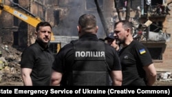 Президент України Володимир Зеленський разом з міністром внутрішніх справ Ігорем Клименком на місці удару РФ у Києві, 24 травня 2026 року 