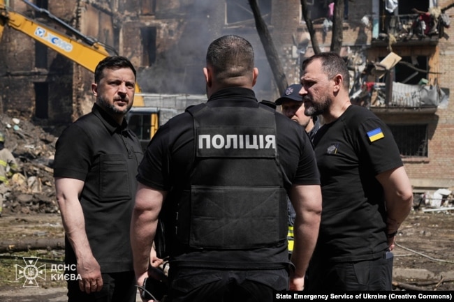 Президент України Володимир Зеленський і міністр внутрішній справ Ігор Клименко на місці російського удару по житловому будинку у Шевченківському районі Києва. Україна 24 травня 2026 року