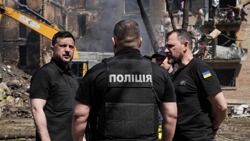 Зеленський відвідав у Києві місця російських ударів