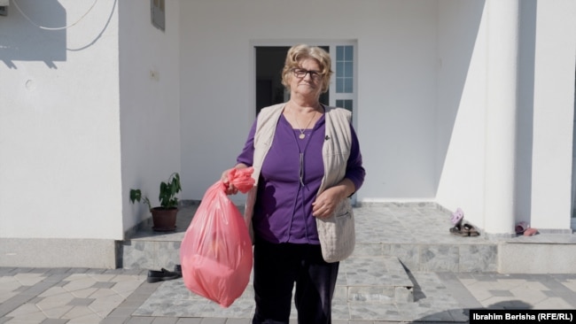 Raza Krasniqi, nga fshati Breznicë i Obiliqit duke hedhur mbeturinat e grumbulluara në shtëpi.