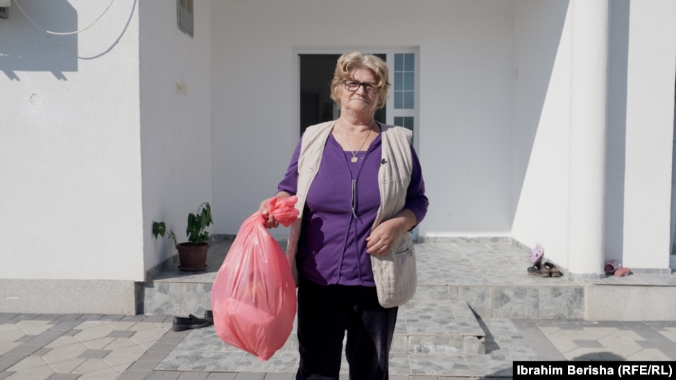 Raza Krasniqi, nga fshati Breznicë i Obiliqit duke hedhur mbeturinat e grumbulluara në shtëpi.