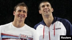 Suwda ýüzmek boýunça ABŞ-nyň sportsmenleri Maýkl Phelps (sagda) we Ryan Lohte (çepde)