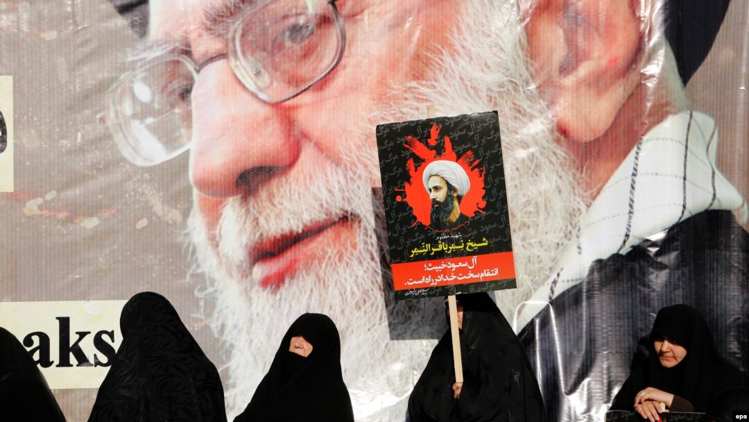 پوستر شیخ نمر در دست گروهی از هواداران آن در ایران. این روحانی شیعه عربستان سعودی، از حمایت رهبر جمهوری اسلامی برخوردار بود و اعدامش در عربستان با تهدیدهایی از سوی تهران روبه‌رو شد