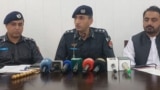 د کواټ ډویژن د پولیسو مشر عباس مجید مروت په پولیس کلب کې خبریالانو ته معلومات ورکوي - د اګست ۱۸مې انځور 