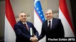 Orbán Viktor és n Savkat Mirzijojev üzbég államfő az Üzbég-Magyar Burgonyakutató Központ avatása után Taskentben, 2021. március 30-án