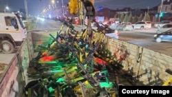 Туура эмес токтотулган чыгырыктарды айып короого ташып баратканда тартылган сүрөт. 