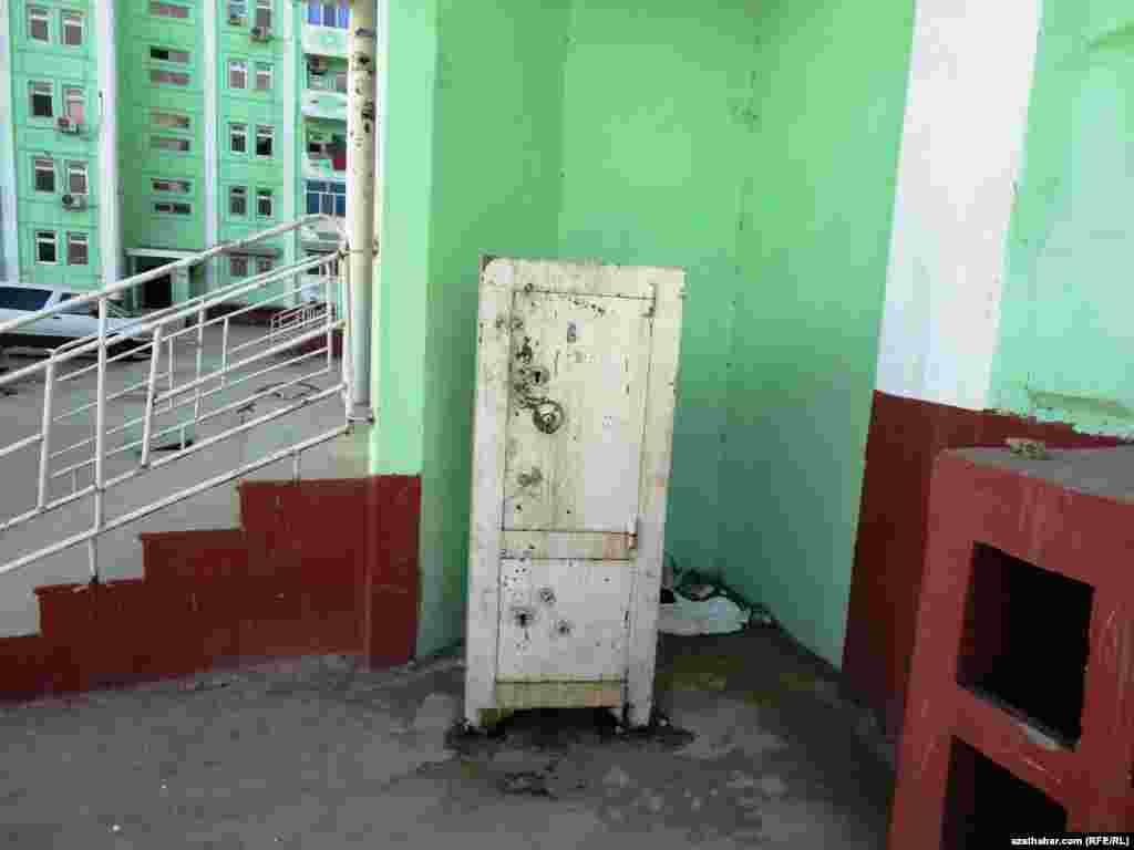 Parahat-7 mikroraýonynyň 3-nji jaýynyň öňünde öý-uprawleniýesi tarapyndan goýulan seýf-şkaf