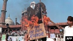 Hindistan - müsəlman etirazçılar Salman Rushdie-nin müqəvvasını yandırırlar. 19 fevral 1999
