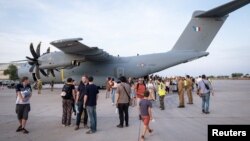 Francuski avion, koji je pokupio evakuisane osobe različitih nacionalnosti iz Sudana, stiže u Džibuti, 23. april 2023.
