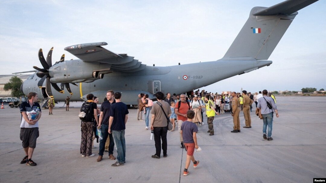 Mai multe state au evacuat sau vor evacua cetățenii și personalul diplomatic din Sudan. În imagine: un avion al Forțelor Aeriene franceze în timp ce sosește în Djibouti, într-o imagine nedatată, difuzată pe 23 aprilie 2023 de contul de Twitter al președintelui Emmanuel Macron.