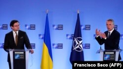 Генеральный секретарь НАТО Йенс Столтенберг (справа) и министр иностранных дел Украины Дмитрий Кулеба дают пресс-конференцию после встречи в штаб-квартире НАТО в Брюсселе 13 апреля 2021 года