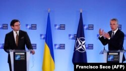 Генеральний секретар НАТО Єнс Столтенберґ (праворуч) та міністр закордонних справ України Дмитро Кулеба під час пресконференції після зустрічі у штаб-квартирі НАТО в Брюсселі 13 квітня 2021 року