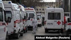 Машины скорой помощи припаркованы у коронавирусной больницы в Омске, 5 ноября 2020 года