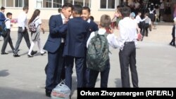 Астанадағы оқушылар (Көрнекі сурет).