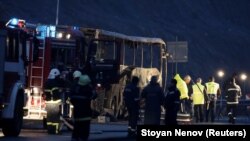 Az észak-macedóniai rendszámú busz egy autópályán gyulladt ki, Bosznek falu közelében Bulgáriában. 2021. november 23. 
