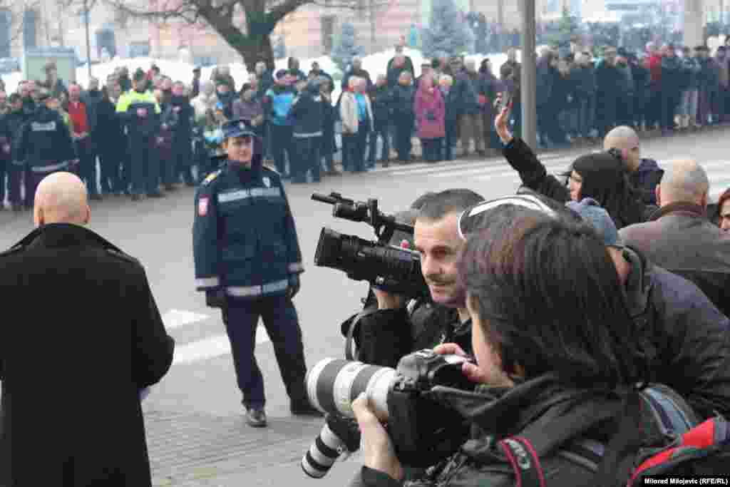 Okupljeni građani u blizini Palade Republike očekuju dolazak zvanica.