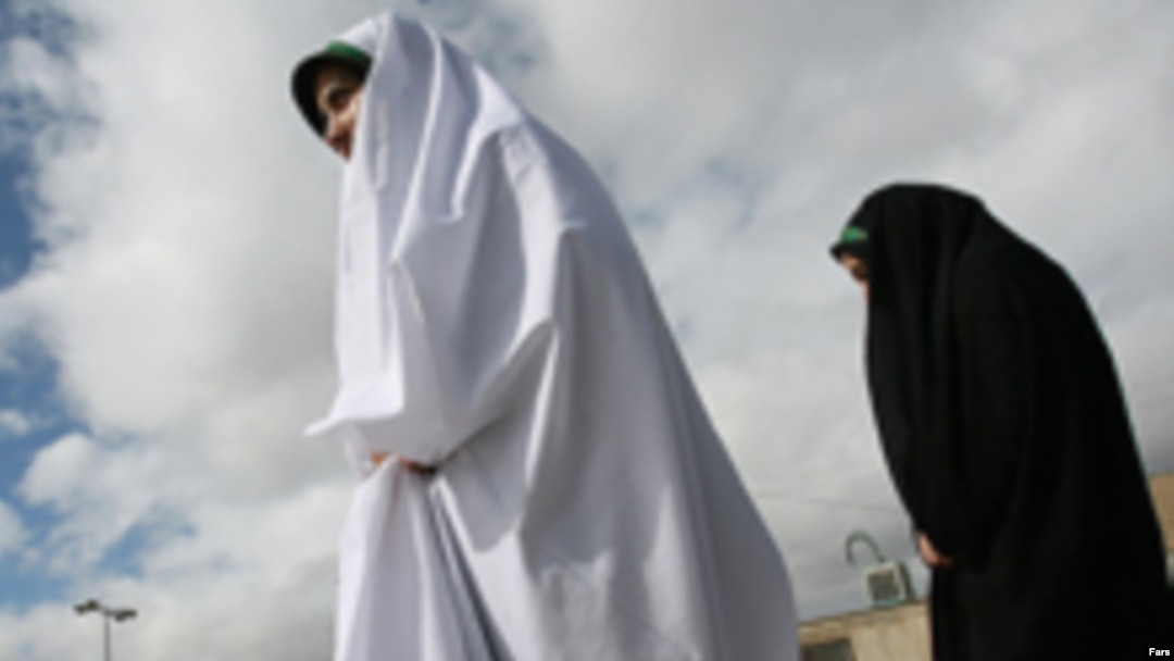 آيت الله خامنه ای از کسانی که می کوشند احکام دين اسلام در مورد زنان را با پيمان های بين المللی تطبيق دهند انتقاد کرد