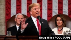 Președintele Trump prezintă discursul anual despre starea națiunii, alături de vicepreședintele Mike Pence și de președintele Camerei Reprezentanților Nancy Pelosi