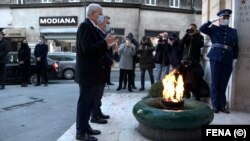 Članovi Predsjedništva Bosne i Hercegovine Željko Komšić i Šefik Džaferović položili cvijeće kod spomen-obilježja Vječna vatra povodom Dana grada Sarajeva, 6.april 2021