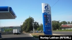 Ресейлік "Газпромнефть" компаниясына қарасты жанармай бекеті. Алматы, 20 тамыз 2014 жыл. (Көрнекі сурет)