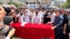د عوامي نیشنل ګوند صوبايي مشر میا افتخار حسین د مولانا خانزېب پر تابوت لاسونه ایښي - د جولای ۱۱مې انځور.