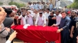 د عوامي نیشنل ګوند صوبايي مشر میا افتخار حسین د مولانا خانزېب پر تابوت لاسونه ایښي - د جولای ۱۱مې انځور.