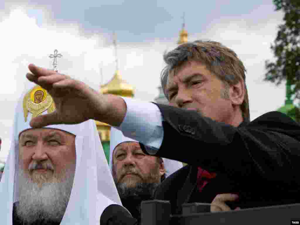 Ukraine -- President Viktor Yushchenko (C) and Russian Orthodox Patriarch Kirill in Kyiv, 27Jul2009