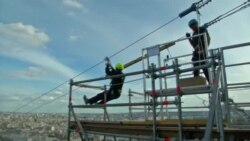 Adrenalin həvəskarları Eyfeldən tullanır