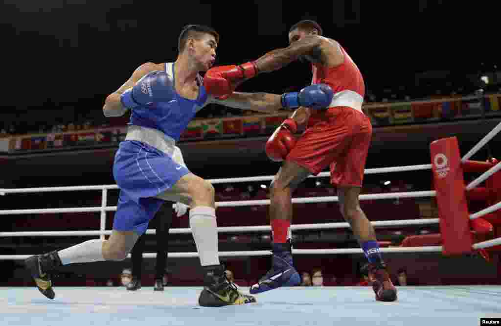 Казахстанец Абылайхан Жусупов (в синем), выступавший в весовой категории до 69 килограммов, также проиграл в первом поединке американцу Деланте Джонсону. Четверо из пяти судей присудили победу боксеру из США 