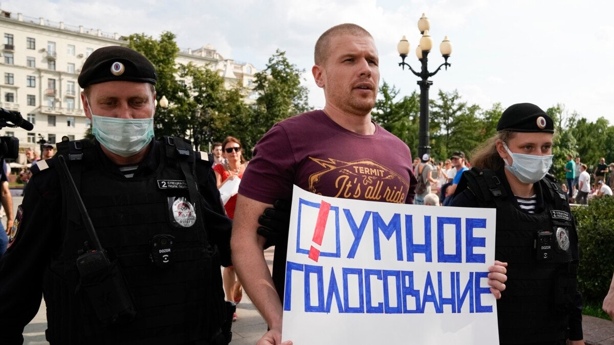Полиция продолжает визиты к москвичам из "слитой" базы Навального - Vimarsana News