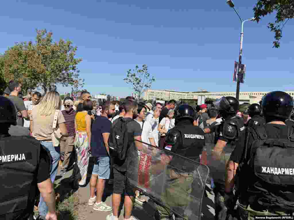 Дел од опозициската јавност е огорчена од организацијата на воената парада, оценувајќи дека владата има намера да „демонстрира сила“ во време на голема поларизација во општеството.