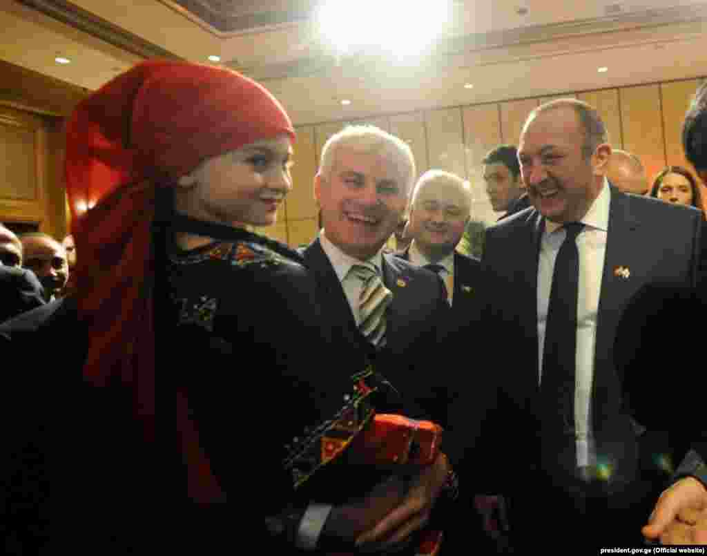 Foto: Giorgi Margvelashvili vətəndaşlarla görüşdə.&nbsp; 