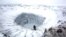 Shkencëtarët përgatiten për të hyrë në njërën nga tre gropat e thella në Yamal Peninsula.