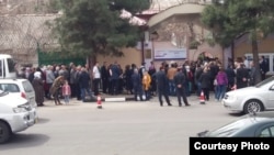 Назди бинои "Россотрудничество" дар шаҳри Душанбе. 18-уми марти 2018. Акс аз Шуҳрат Ҷӯраев
