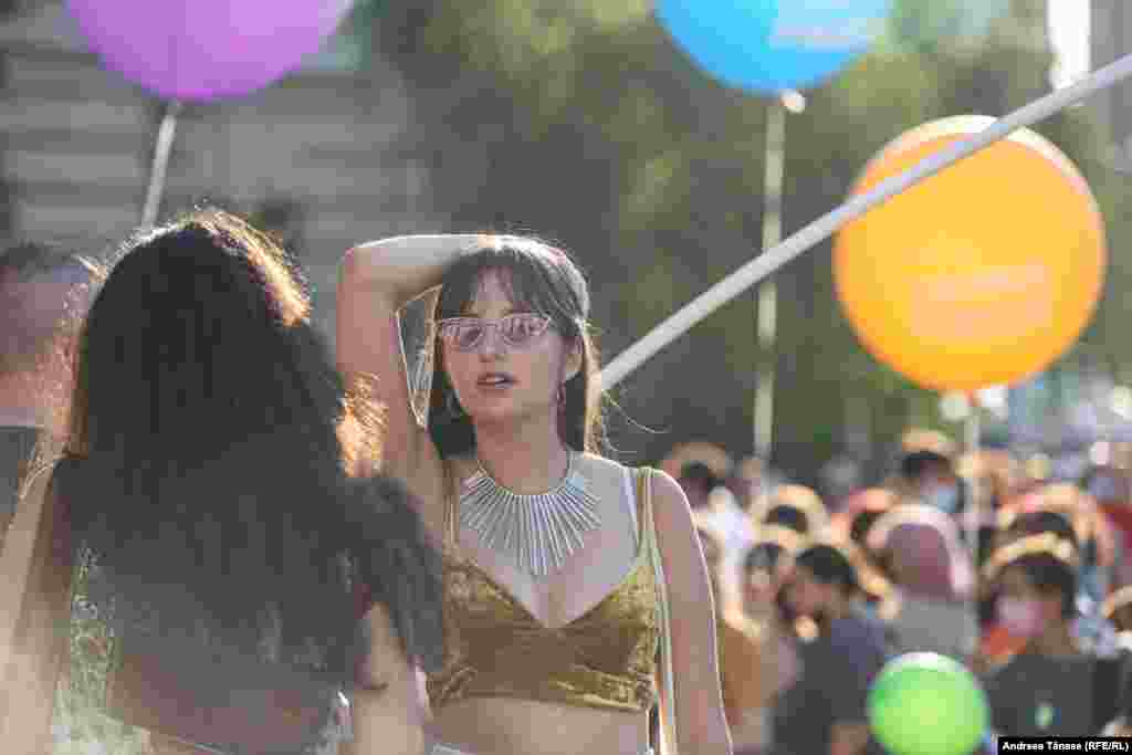 O tânără participă la Marșul Diversității, Bucharest Pride.