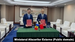 Ministrul moldovean de Externe, Mihai Popșoi, făcând schimb de note, la Beijing, cu Chen Xiaodong, președintele Agenției pentru Dezvoltare și Cooperare Internațională a Republicii Populare Chineze 