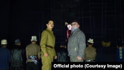 Спектаклде баш каарманды ойногон Кыргыз эл артисти Талант Апыев жана Улан Жумабеков.