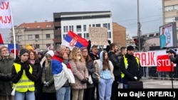 Protestuesit mblidhen në Kragujevc, Serbi, për të protestuar pas incidentit vdekjeprurës në stacionin e trenit në Novi Sad në nëntor, 15 shkurt 2025.