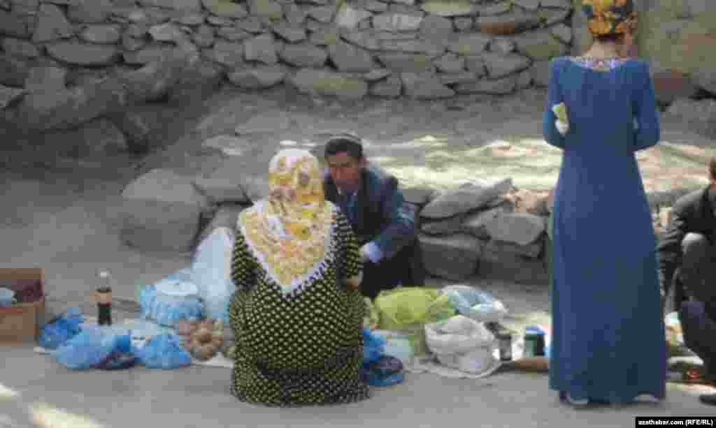 Işsizlikden eklenji kyn hojalyklar, daglarda bit&yacute;&auml;n dermanlyk ot-&ccedil;&ouml;pleri &yacute;ygnap, satuwa &ccedil;ykar&yacute;arlar.