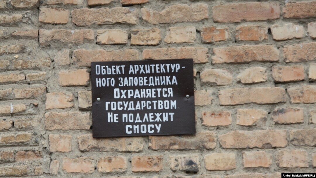 Центральная часть города была в свое время распланирована в едином архитектурном стиле, нарушение которого может испортить всю картину
