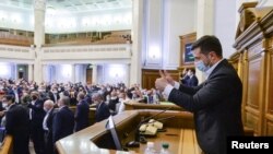 Владимир Зеленский депутаттарды бул долбоорду колдоого чакырып Жогорку Радага эки жолу келип кетти. 