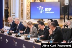 Kurti, së bashku me udhëheqës të tjerë, gjatë samitit të Procesit të Berlinit.