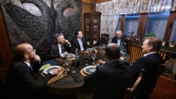 Fotografi e shkrepur gjatë darkës së punës mes kryeministrit të Kosovës, Albin Kurti, dhe emisarit evropian, Peter Sorensen. 