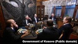 Fotografi e shkrepur gjatë darkës së punës mes kryeministrit të Kosovës, Albin Kurti, dhe emisarit evropian, Peter Sorensen. 