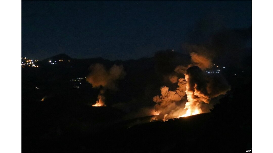 Atacuri israeliene în satul libanez Mahmoudiyeh, în apropierea graniței dintre cele două țări, 19 septembrie.