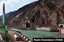 Общий вид Рогунской ГЭС, примерно в 100 километрах к северо-востоку от столицы Таджикистана Душанбе, 14 ноября 2018 года