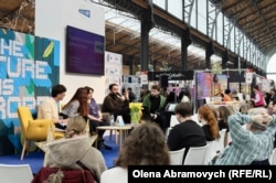 Письменник та ветеран війни Павло Матюша під час української дискусії на Брюссельському книжковому ярмарку, 27 березня 2026 року