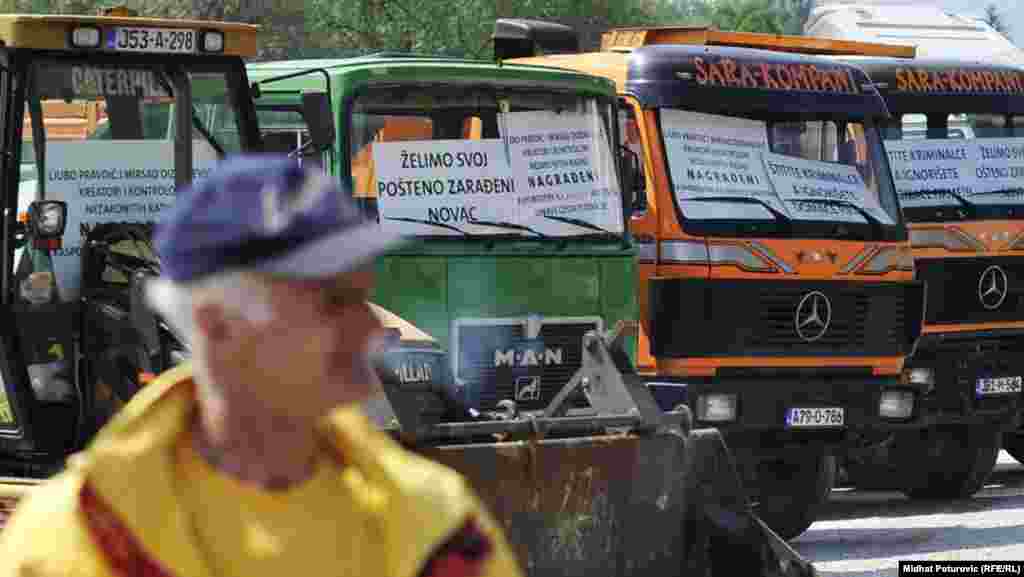 BiH - Radnici 60 bh. firmi, koje su bile angažirane na izgradnji sarajevske zaobilaznice, blokirali su ovo gradilište na izlazu iz Sarajeva, zbog neisplaćenih dugovanja, Sarajevo, 28. maj 2012. Foto: RSE / Midhat Poturović 