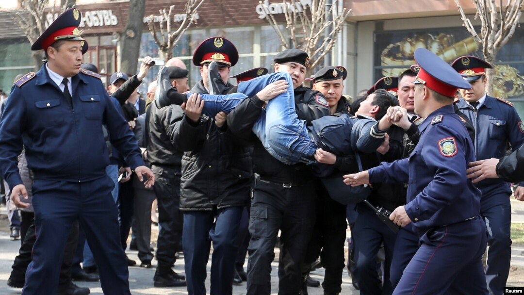 Policija privodi prosvjednike, Almati
