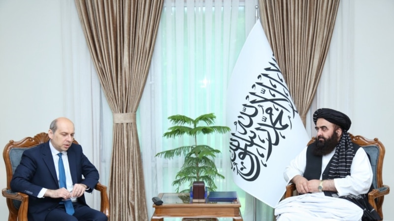 دیدار وزیر خارجه طالبان با سفیر روسیه و تأکید بر تقویت روابط دو جانبه